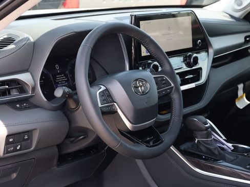New 2026 Toyota Highlander Limited image 13