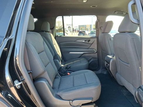 Used 2025 Chevrolet Traverse LT image 31