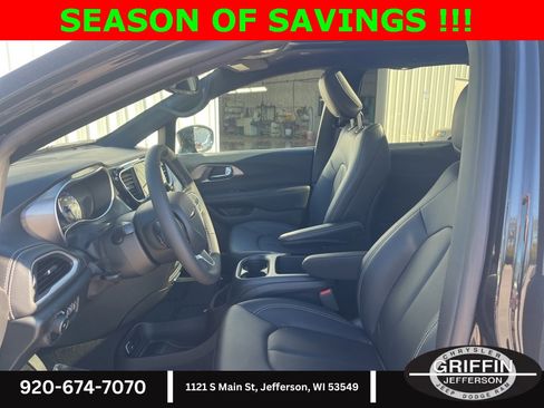 Used 2025 Chrysler Pacifica Select image 7