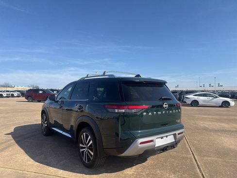 Used 2025 Nissan Pathfinder Platinum image 18