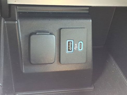 Used 2020 Ford Explorer XLT w/ Equipment Group 202A AWD/4WD image 17