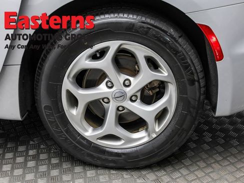 Used 2023 Chrysler Pacifica Limited image 8