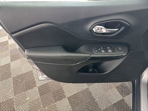 Used 2021 Jeep Cherokee Latitude Plus image 18