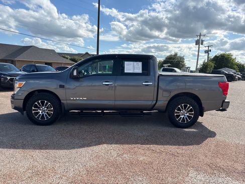 Used 2021 Nissan Titan SV w/ SV Convenience Package RWD image 2