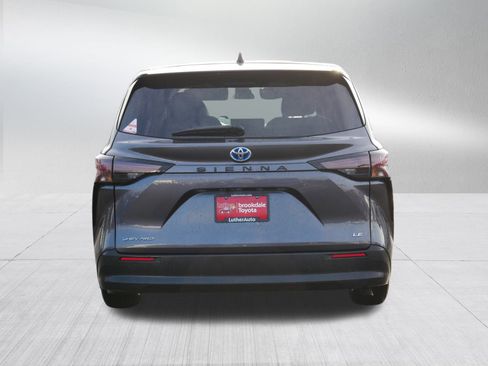 Used 2025 Toyota Sienna LE image 6