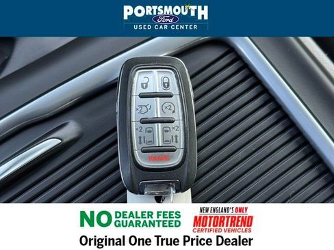 Used 2024 Chrysler Pacifica Touring-L image 13