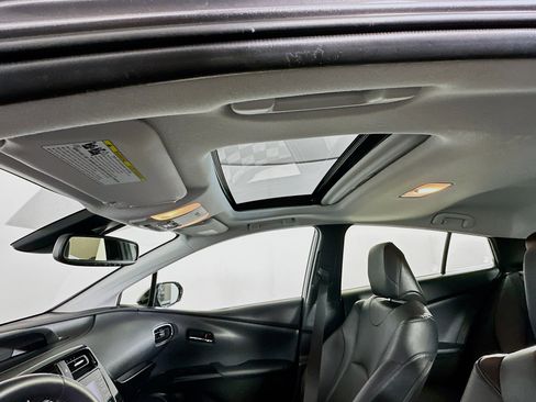Used 2020 Toyota Prius XLE w/ Premium Convenience Package FWD image 25