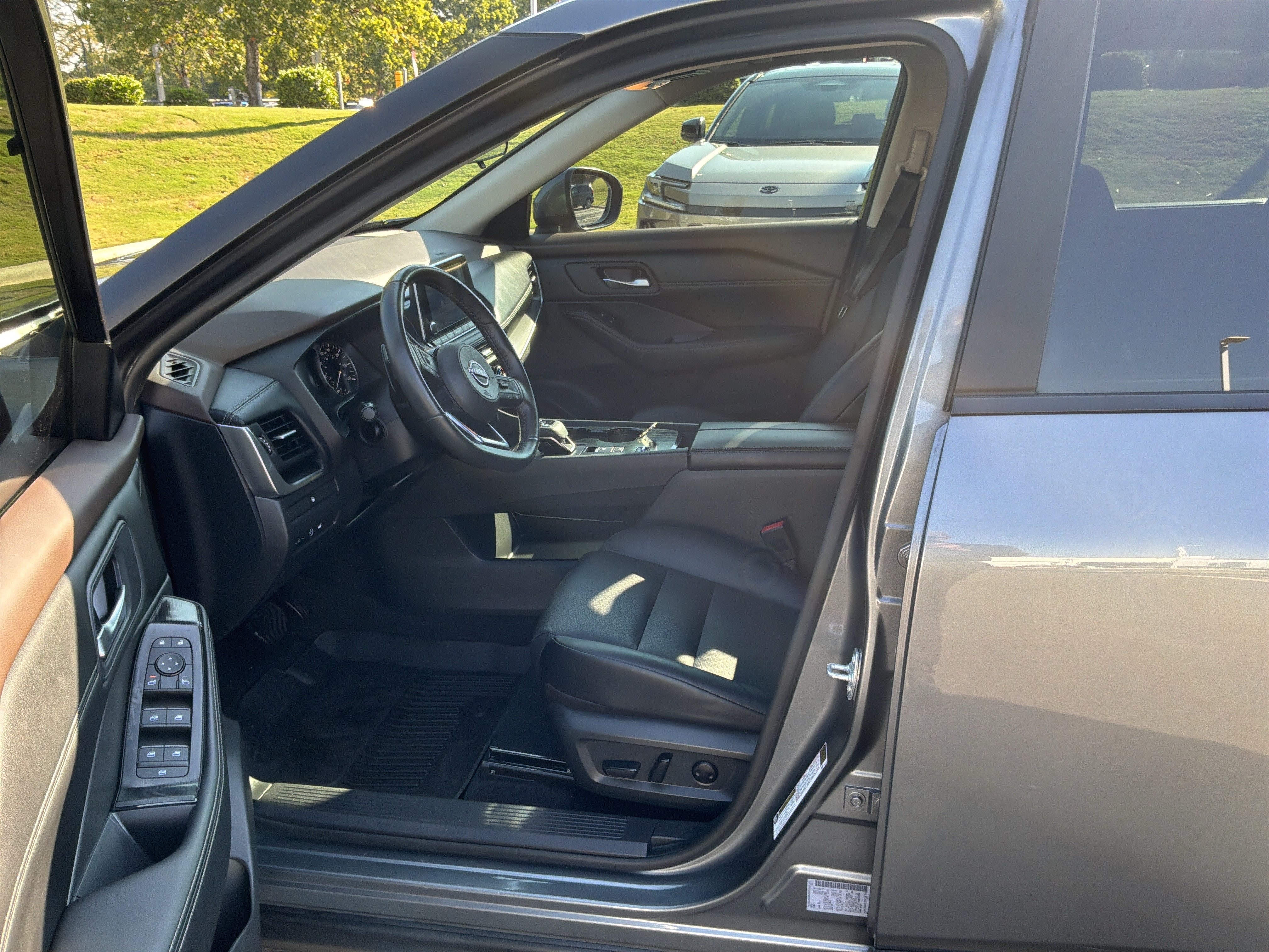 Used 2023 Nissan Rogue SV w/ SV Premium B Package FWD image 16