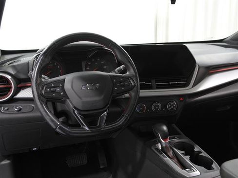 Used 2024 Chevrolet Trax RS w/ Sunroof Package image 6