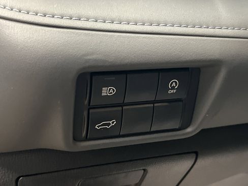 Used 2024 Toyota Highlander XLE image 28