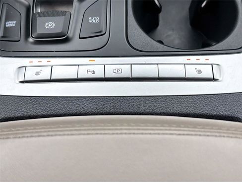 Used 2025 Kia Carnival FWD image 21