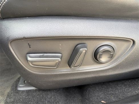 Used 2020 Toyota RAV4 Limited image 27