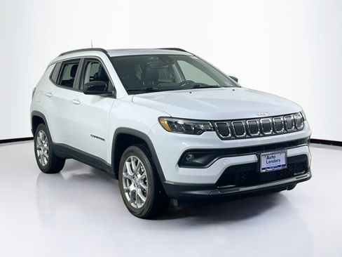Used 2022 Jeep Compass Latitude w/ Sun and Sound Group AWD/4WD image 3