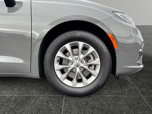 Used 2025 Chrysler Pacifica Select image 9