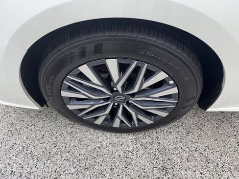 Used 2025 Nissan Altima 2.5 SV FWD image 13