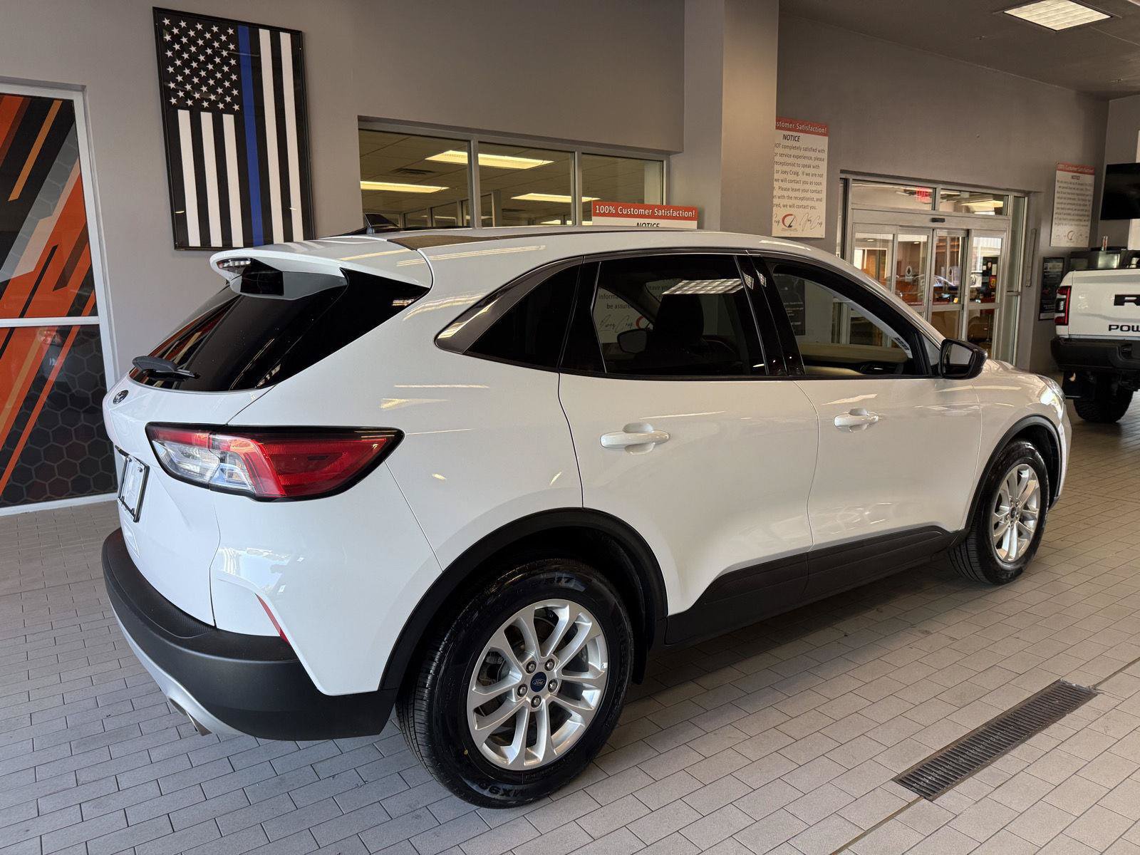 Used 2022 Ford Escape SE FWD image 2