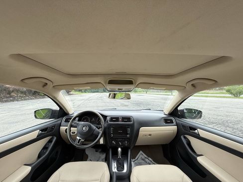 Used 2011 Volkswagen Jetta SE FWD image 16