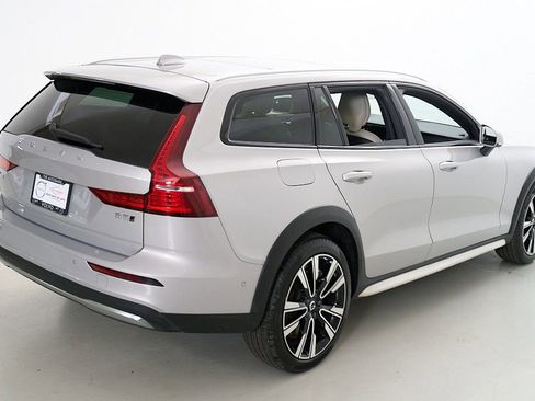 Certified 2025 Volvo V60 B5 Cross Country Ultra w/ Climate Package AWD/4WD image 9
