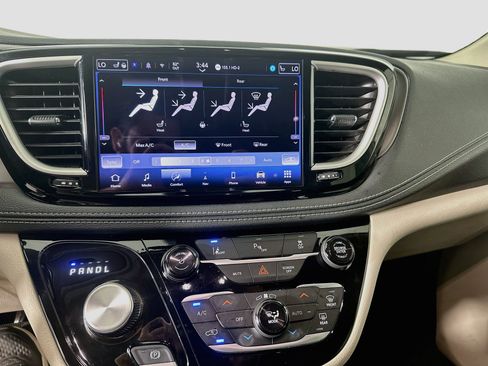 Used 2024 Chrysler Pacifica Limited FWD image 24