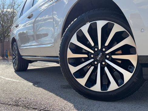 Used 2024 Lincoln Navigator Reserve image 2