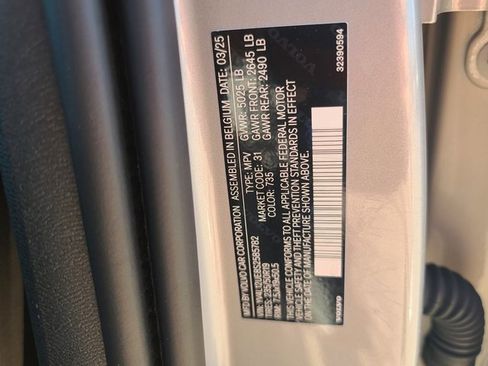 Used 2025 Volvo XC40 B5 Plus image 32