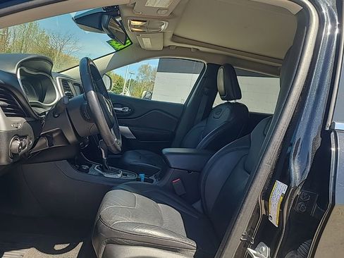 Used 2016 Jeep Cherokee Overland w/ Technology Group AWD/4WD image 10