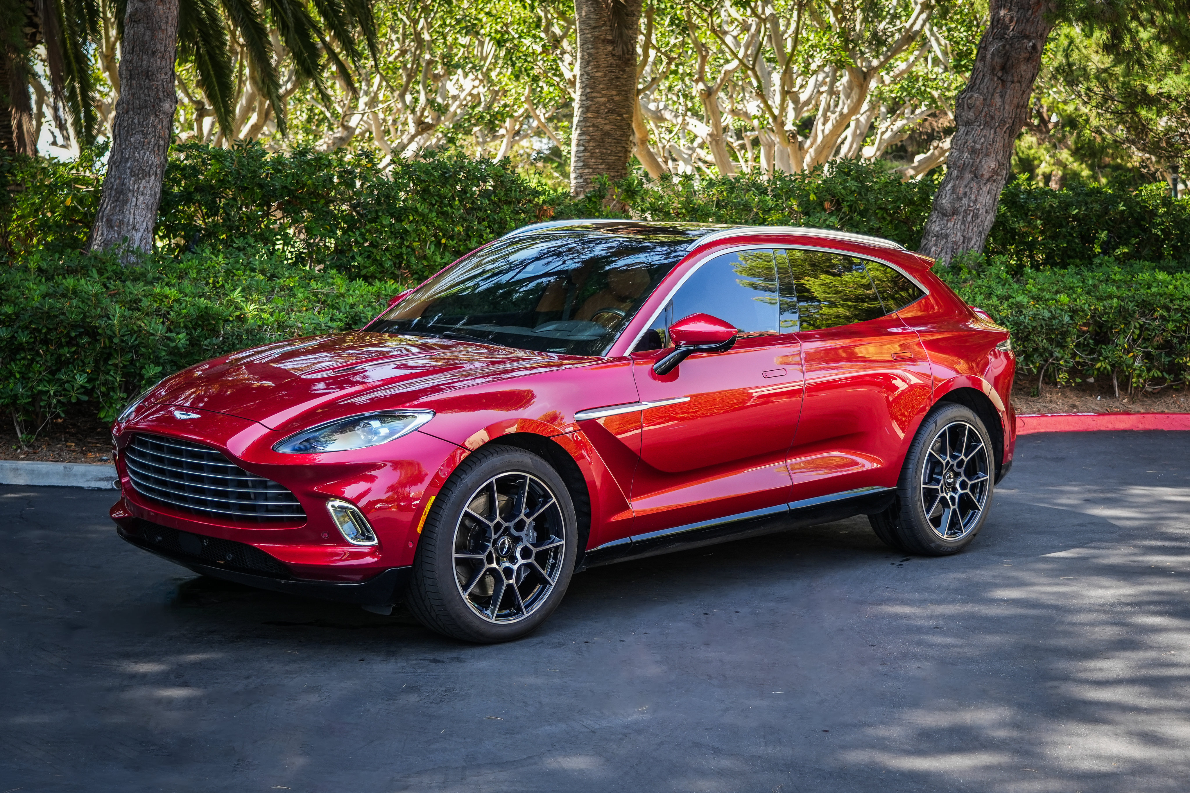 Used 2023 Aston Martin DBX AWD/4WD image 2