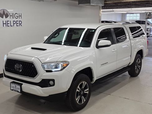 Used 2018 Toyota Tacoma TRD Sport w/ Technology Package AWD/4WD image 14