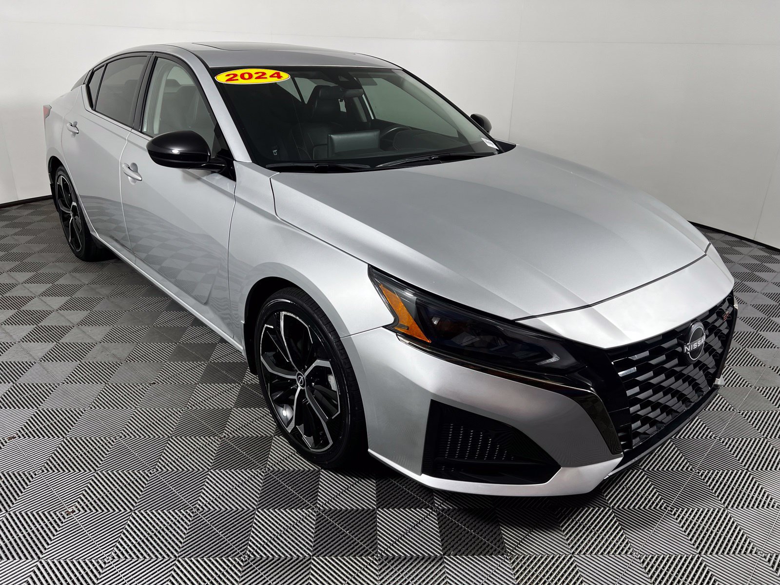 Used 2024 Nissan Altima 2.5 SR w/ SR Premium Package FWD image 3