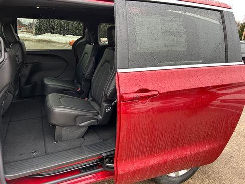 New 2026 Chrysler Pacifica Select image 9