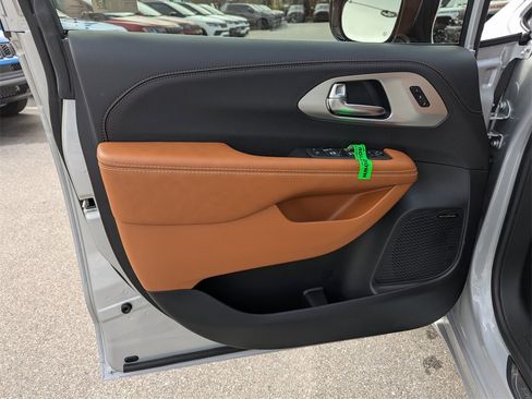 New 2026 Chrysler Pacifica Pinnacle image 18