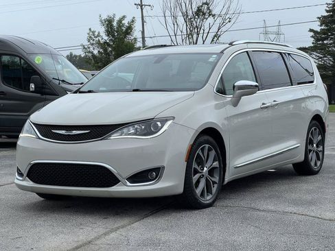 Used 2017 Chrysler Pacifica Limited FWD image 2
