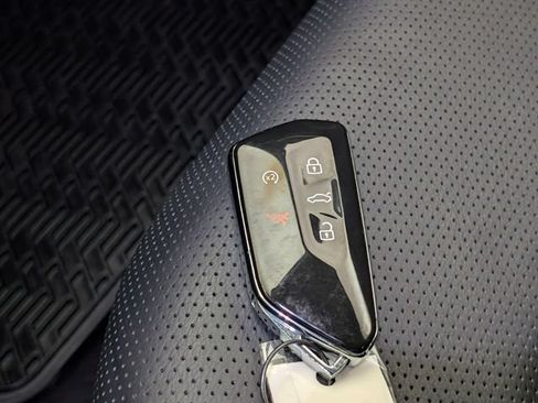 Used 2024 Volkswagen Atlas SEL AWD/4WD image 35