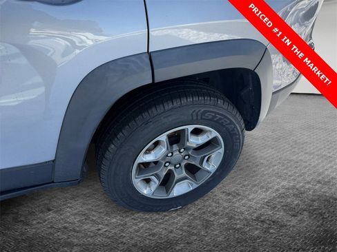 Used 2019 Jeep Cherokee Trailhawk image 11
