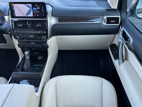 Used 2022 Lexus GX 460 Luxury w/ Off Road Package AWD/4WD image 41
