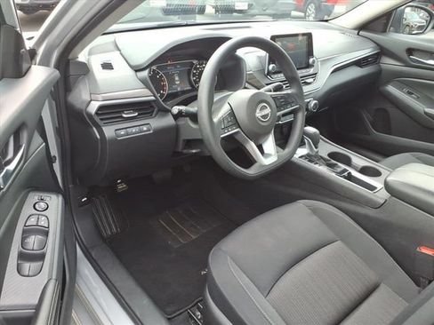 Used 2025 Nissan Altima 2.5 SV FWD image 15