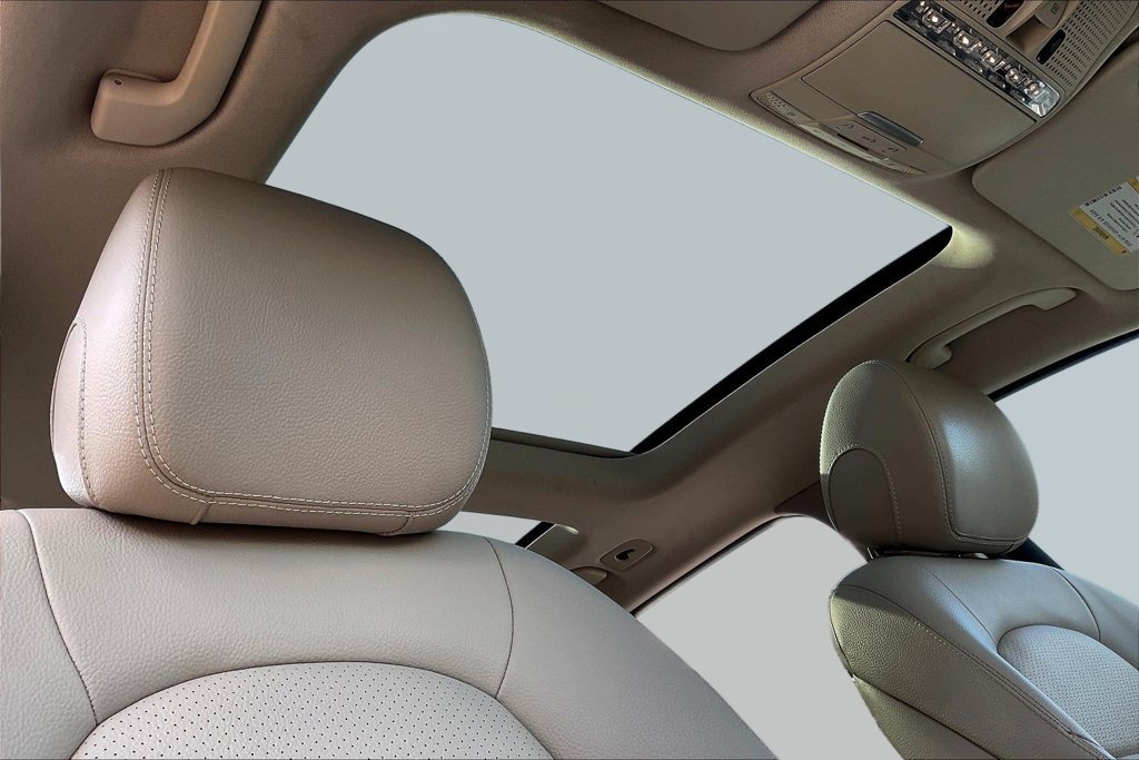 Used 2019 Mercedes-Benz GLC 300 w/ Premium Package image 21