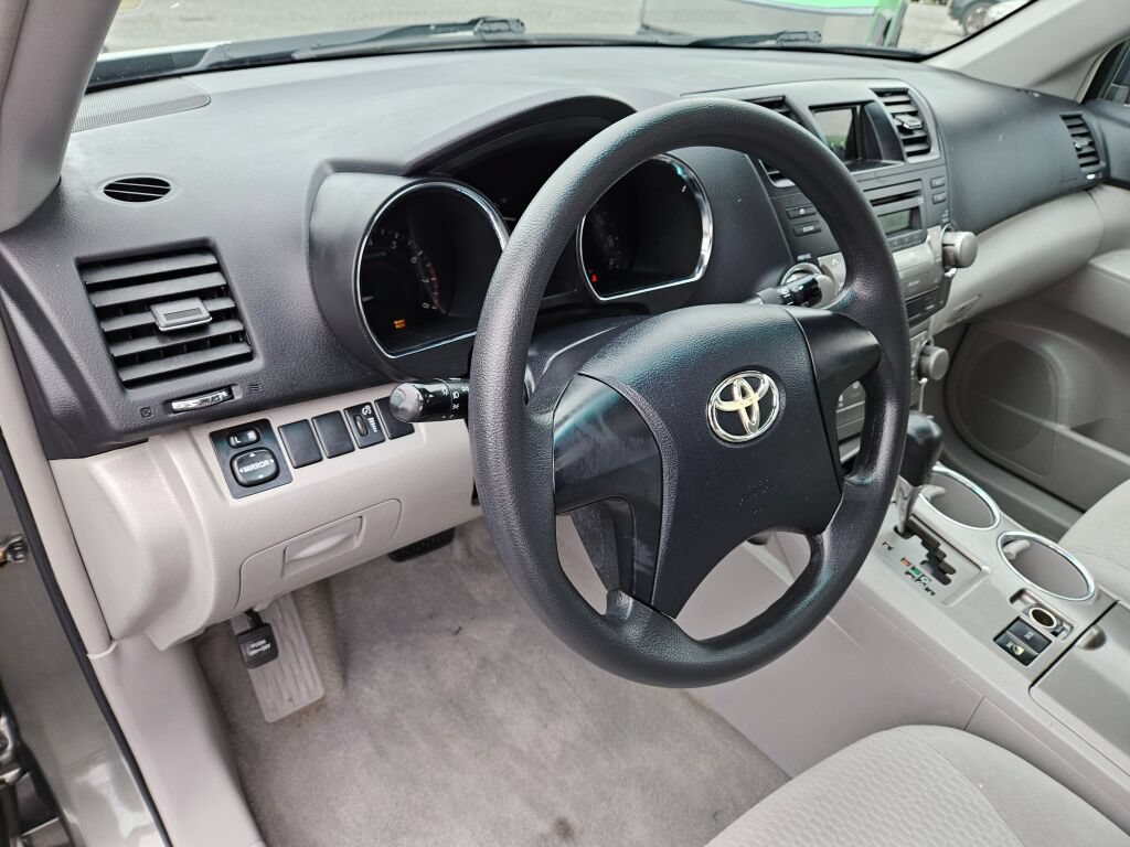 Used 2010 Toyota Highlander 4WD w/ Tow Pkg image 17