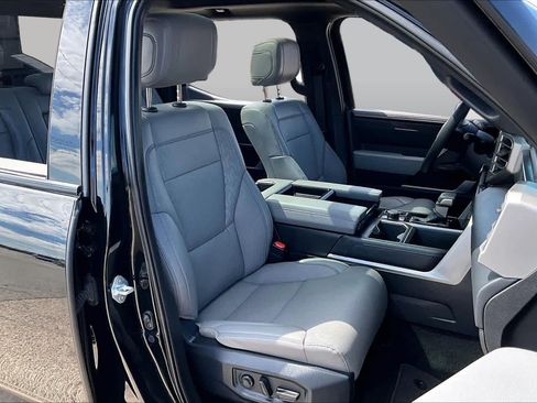 Used 2025 Toyota Tundra Limited AWD/4WD image 9