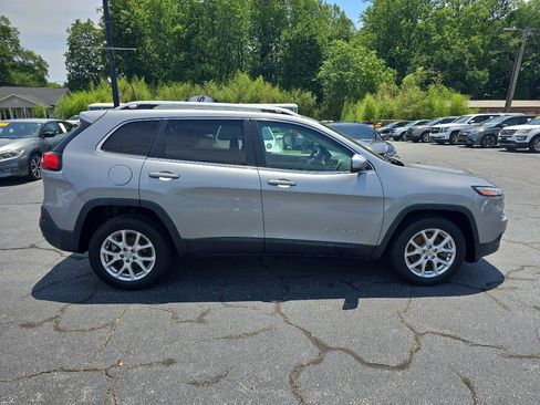 Used 2016 Jeep Cherokee Latitude w/ Safety/Convenience Group FWD image 4