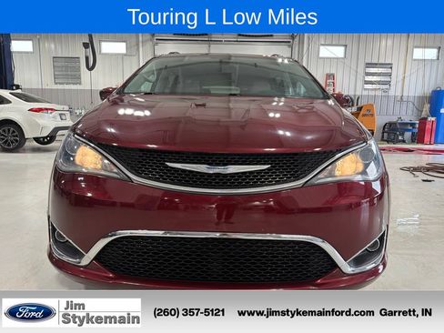 Used 2017 Chrysler Pacifica Touring-L w/ Tire & Wheel Group FWD image 16