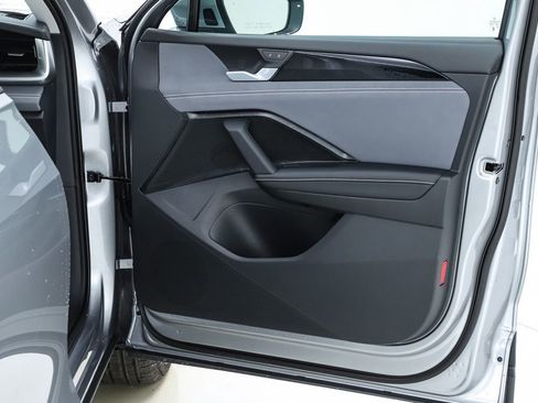 New 2026 Volkswagen Tiguan SE image 32