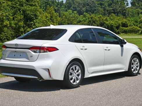 Used 2022 Toyota Corolla LE image 4