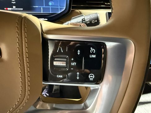 Used 2025 Land Rover Range Rover Long Wheelbase SE image 35