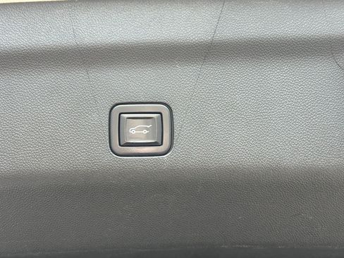 Used 2022 Chevrolet Suburban Z71 AWD/4WD image 11