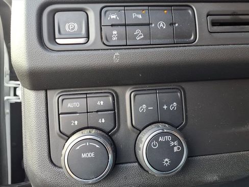 Used 2024 Chevrolet Suburban Premier image 17