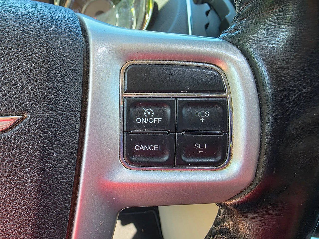 Used 2015 Chrysler Town & Country Touring-L w/ Driver Convenience Group FWD image 20