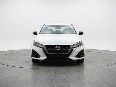 Used 2025 Nissan Altima 2.5 SV FWD image 2