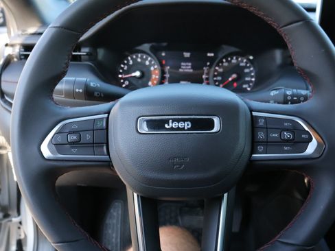 Used 2025 Jeep Compass Trailhawk AWD/4WD image 35