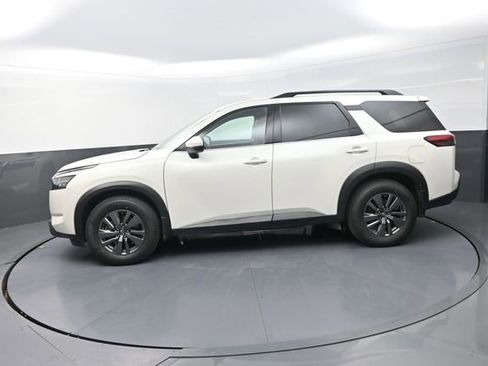Used 2023 Nissan Pathfinder SV AWD/4WD image 3